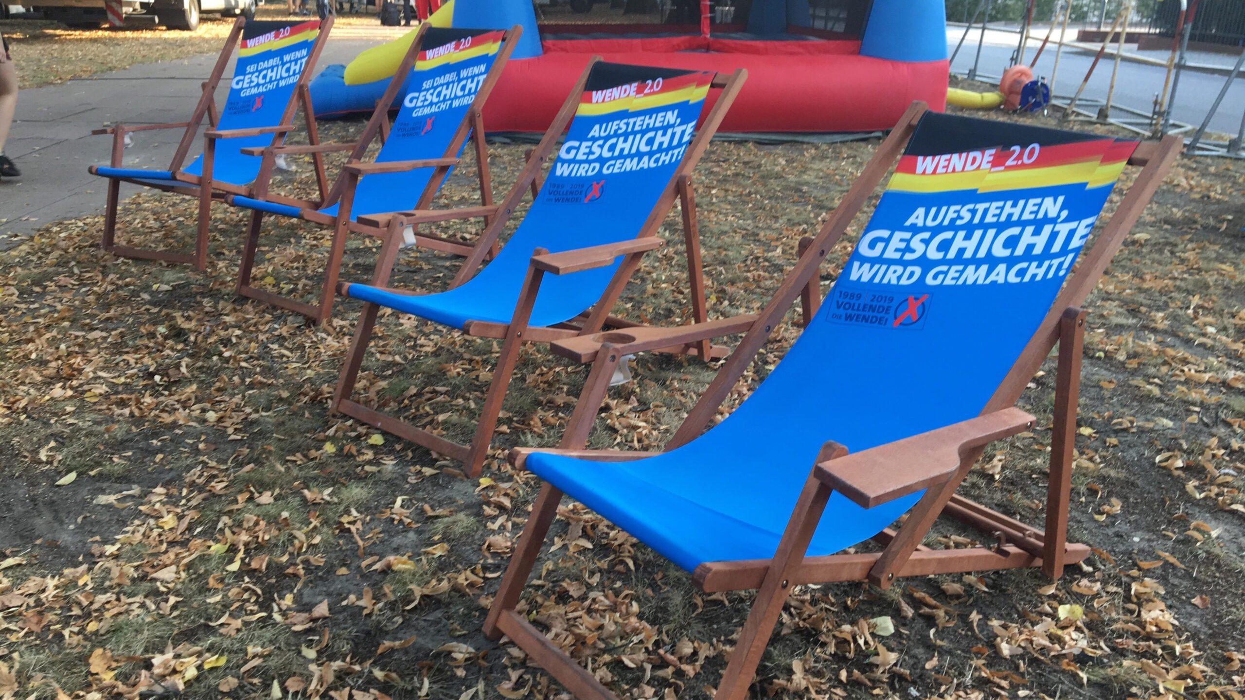 AfD-Liegestühle-Quelle-Kira-e1567774425846