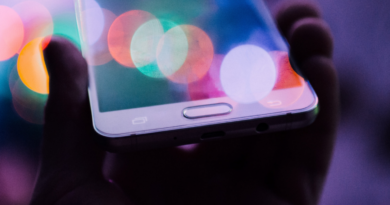 Ein Foto von einem Handy mit reflektierenden Lichtpunkten