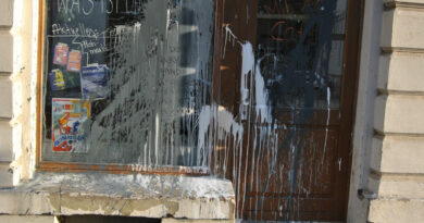 Ein Foto des mit Farbe beschmierten Mitmach-Cafés in Wurzen