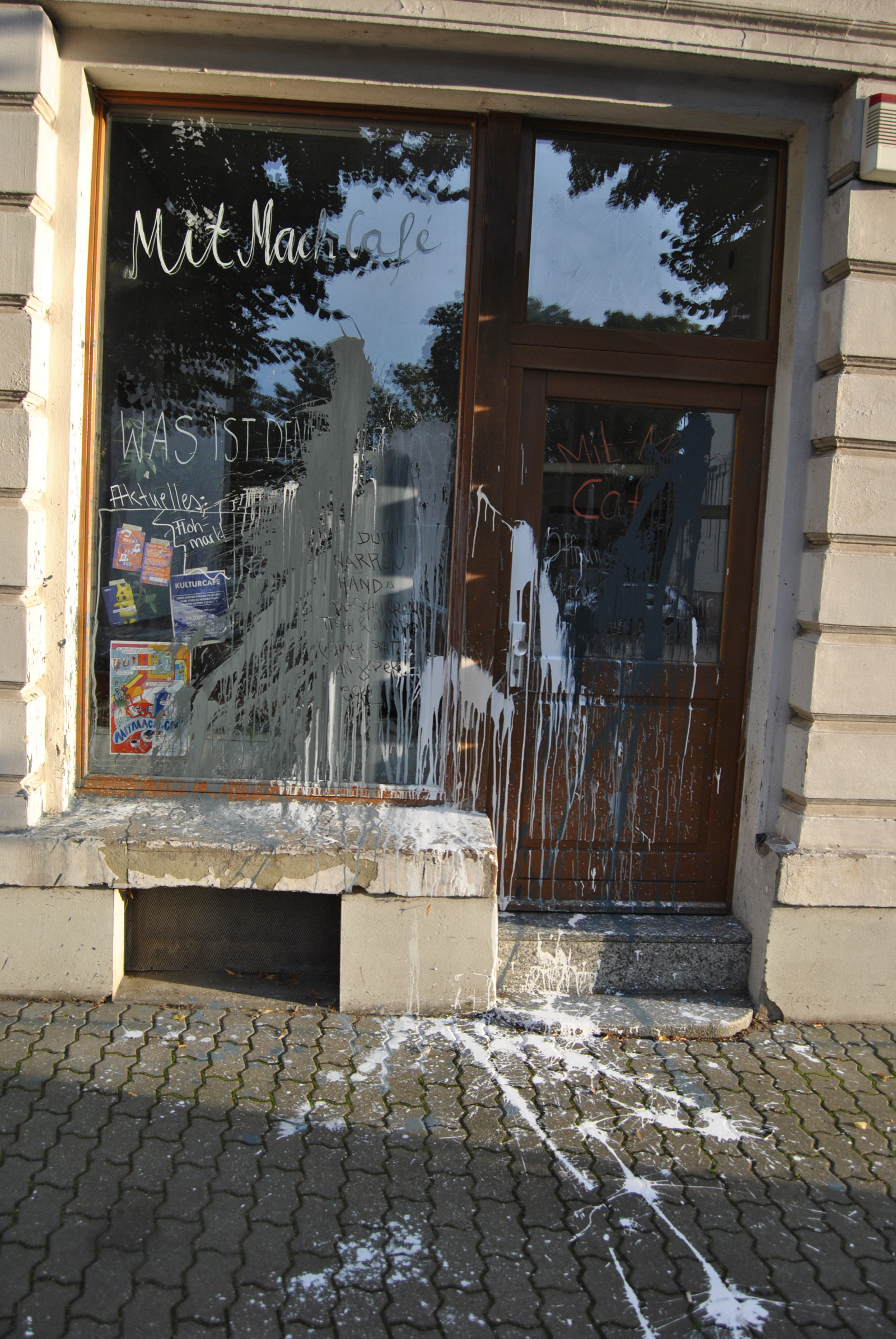 Ein Foto des mit Farbe beschmierten Mitmach-Cafés in Wurzen